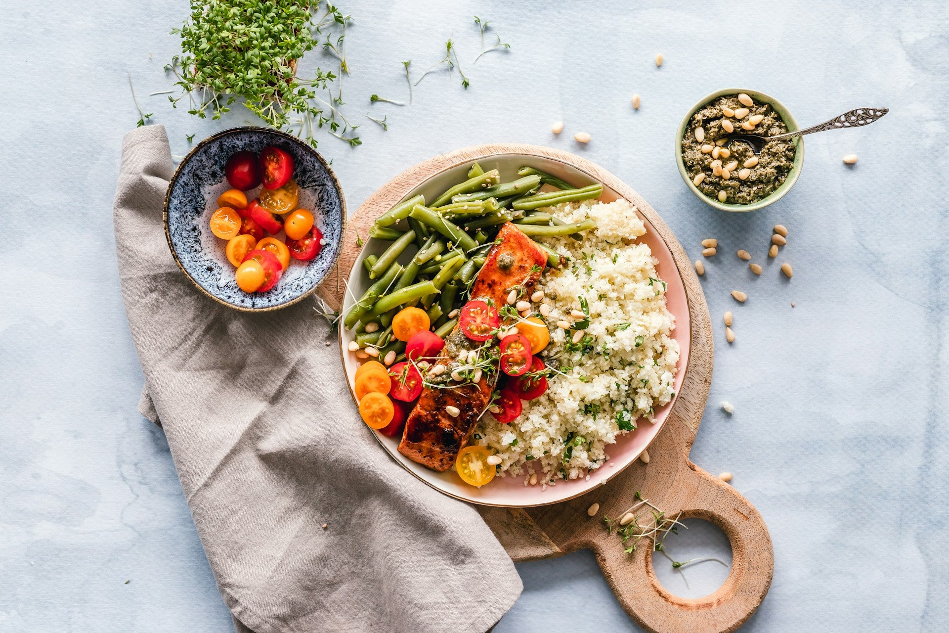 Ensalada de Quinoa con Vegetales Asados y Aderezo de Limón y Hierbas