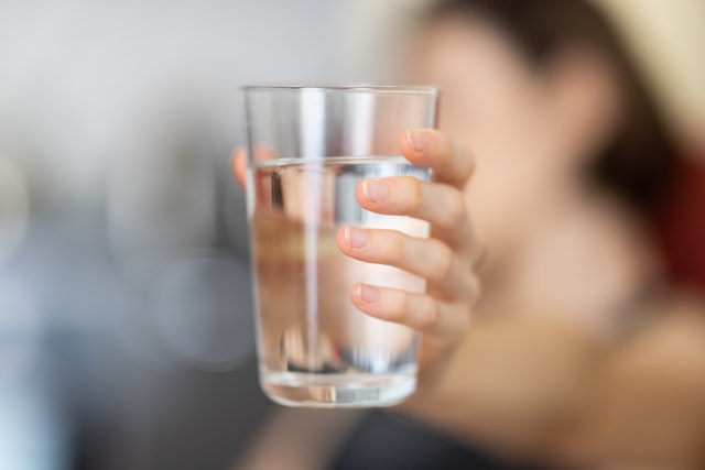 Este es el mejor momento para dejar de tomar agua si quieres dormir toda la noche